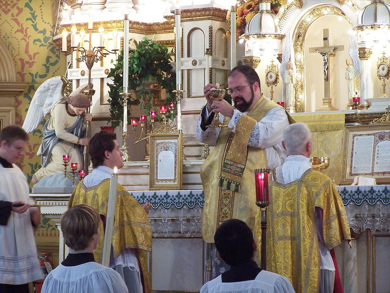 Should We Receive Communion Daily? A Respondeo