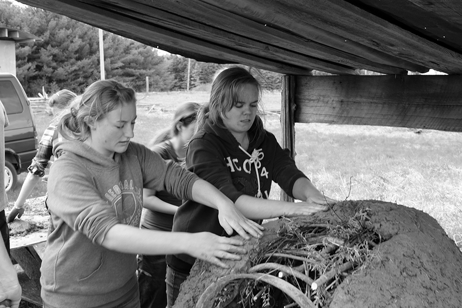 Covering the frame with mud.